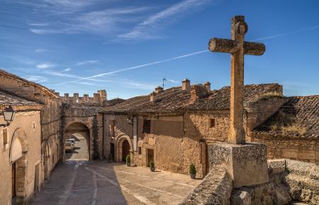 arco de entrada de Maderuelo y crucero
